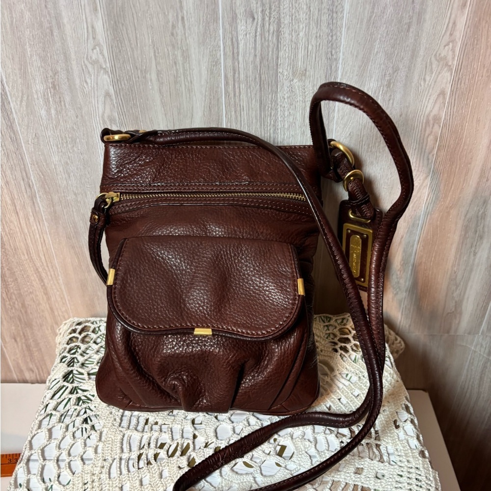 B. Makowsky Elegant Brown Pebbled Leather Crossbody Bag with Gold Details - Picture 2 of 11